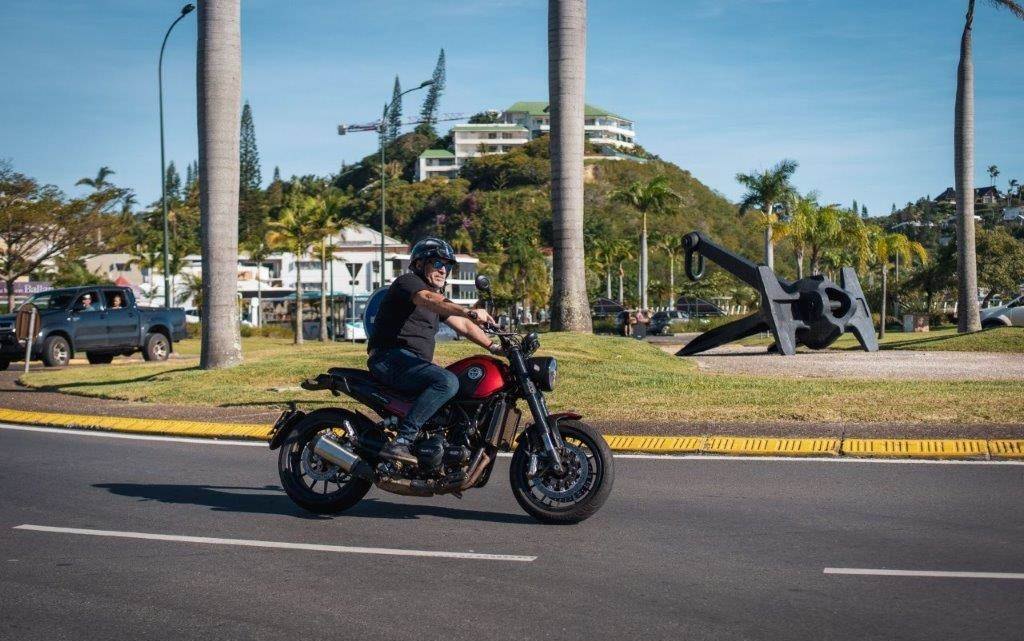 Une moto Benelli sur la route à Nouméa